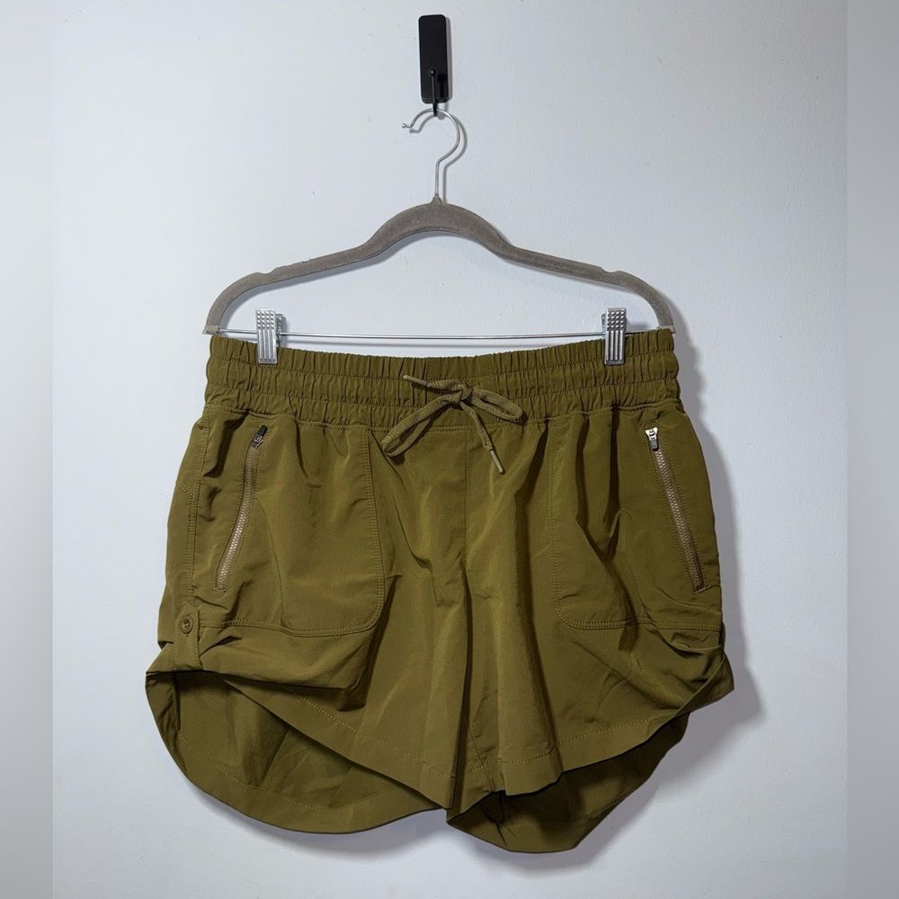 Ascend Women’s green Button Side Activewear Shorts Size XL EUC athletic